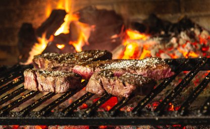 Una barbacoa de ladrillo puede estar en un cenador del patio trasero